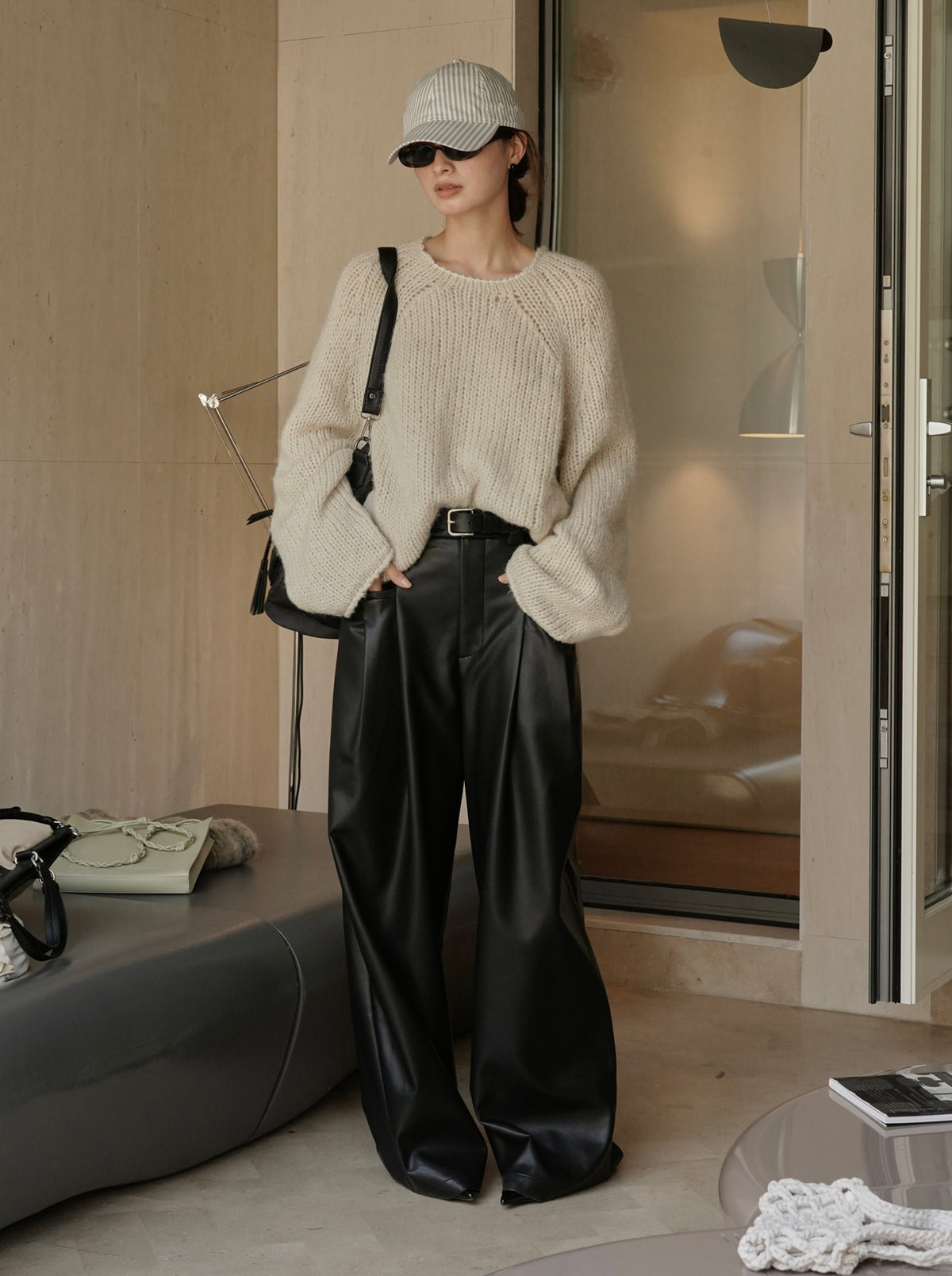 Pantalón negro de efecto piel de cintura alta y pierna ancha