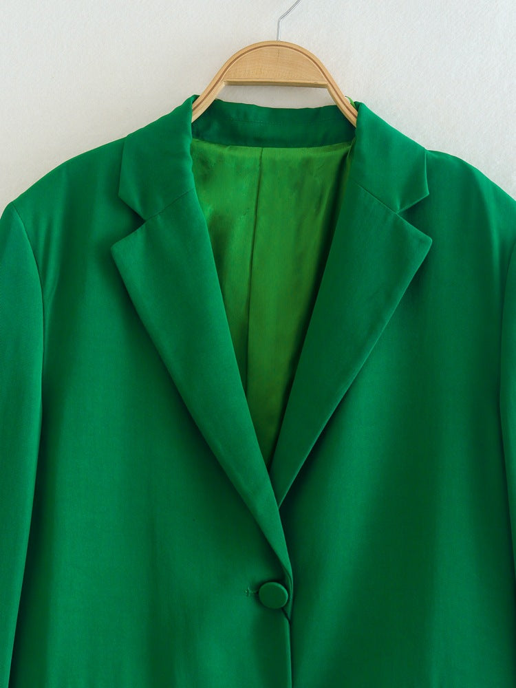 Conjunto de chaqueta con plumas y pantalón satinado
