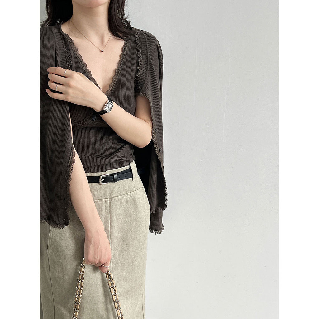 Conjunto de punto con top de escote en V y cárdigan de encaje