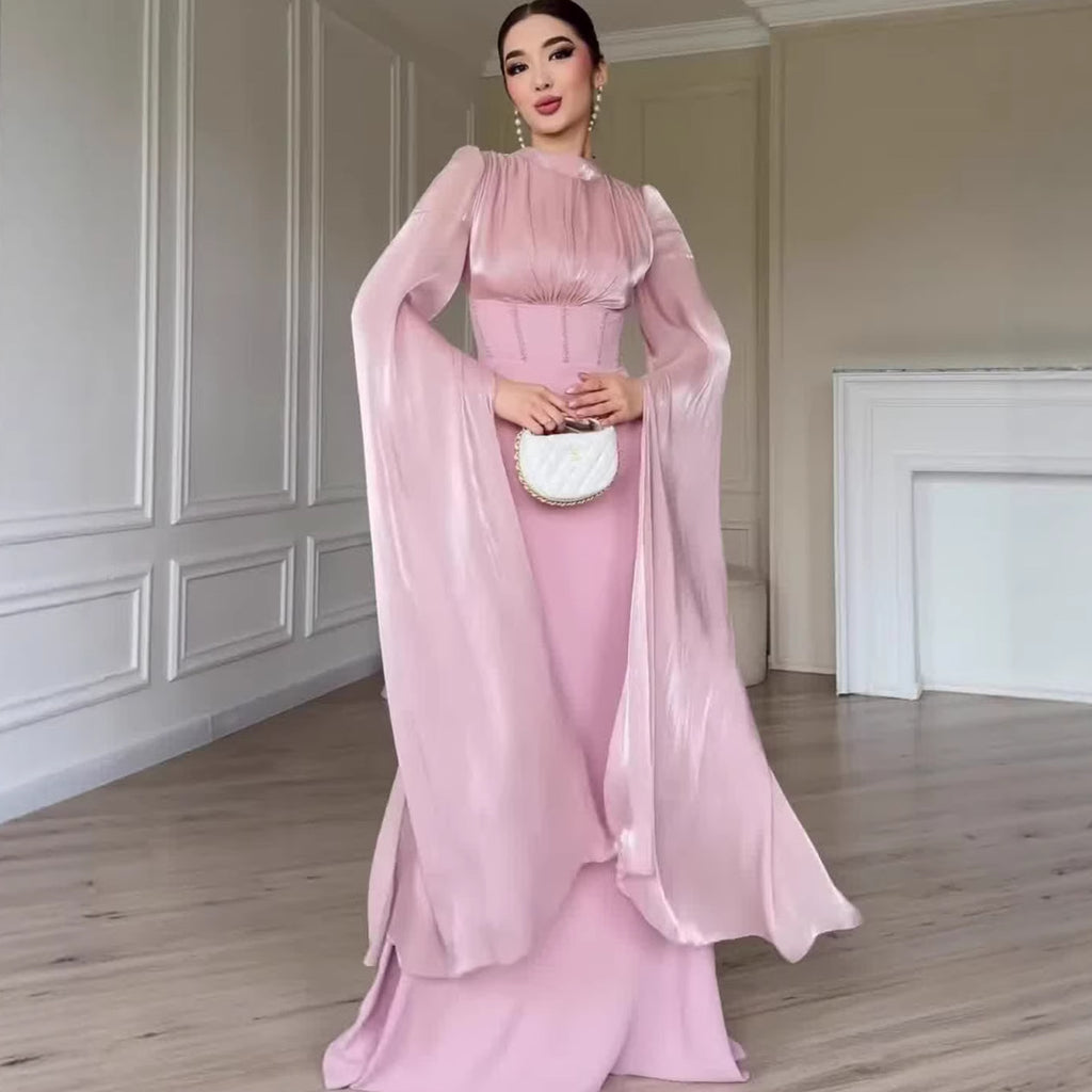 Vestido largo fluido de manga acampanada y cuello semialto