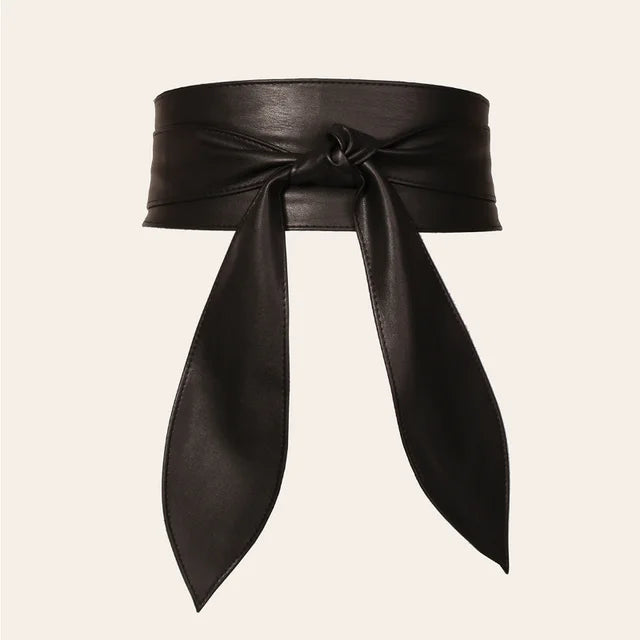 Cinturón ancho con lazo decorativo