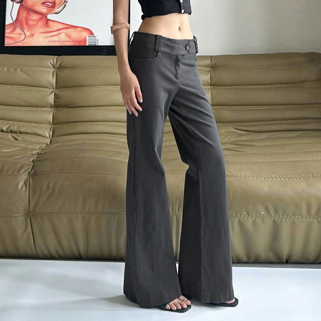 Pantalón gris ligeramente acampanado de tiro bajo