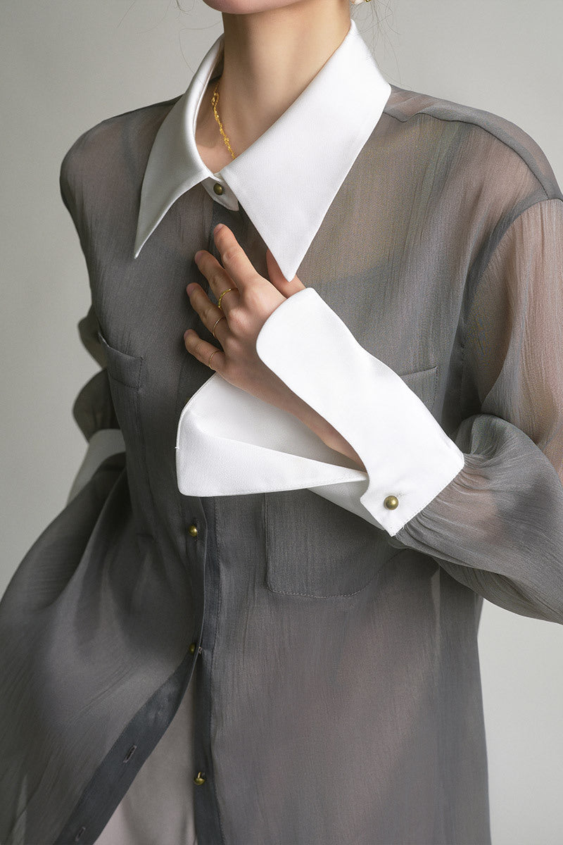 Blusa floral gris de manga larga y corte holgado