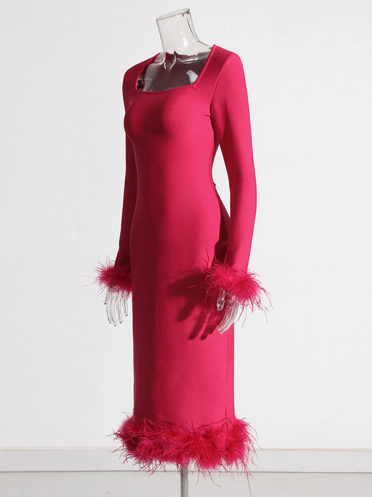 Vestido entallado elegante con detalle de plumas