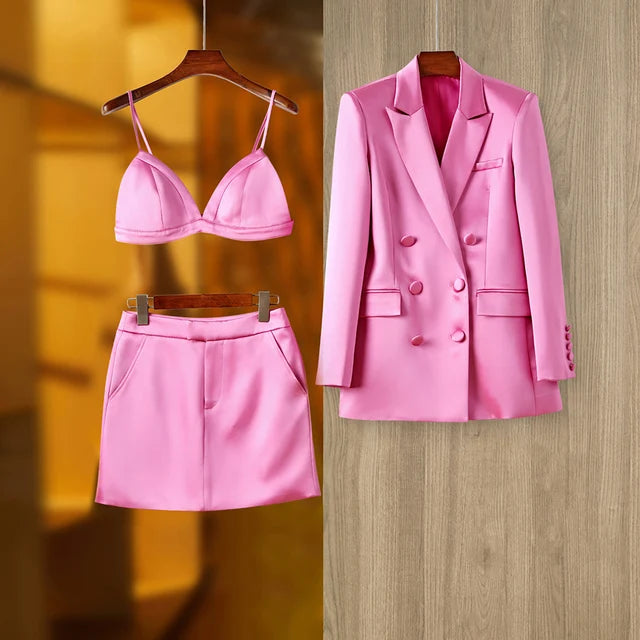 Conjunto rosa satinado de tres piezas con blazer y minifalda