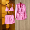 Conjunto rosa satinado de tres piezas con blazer y minifalda