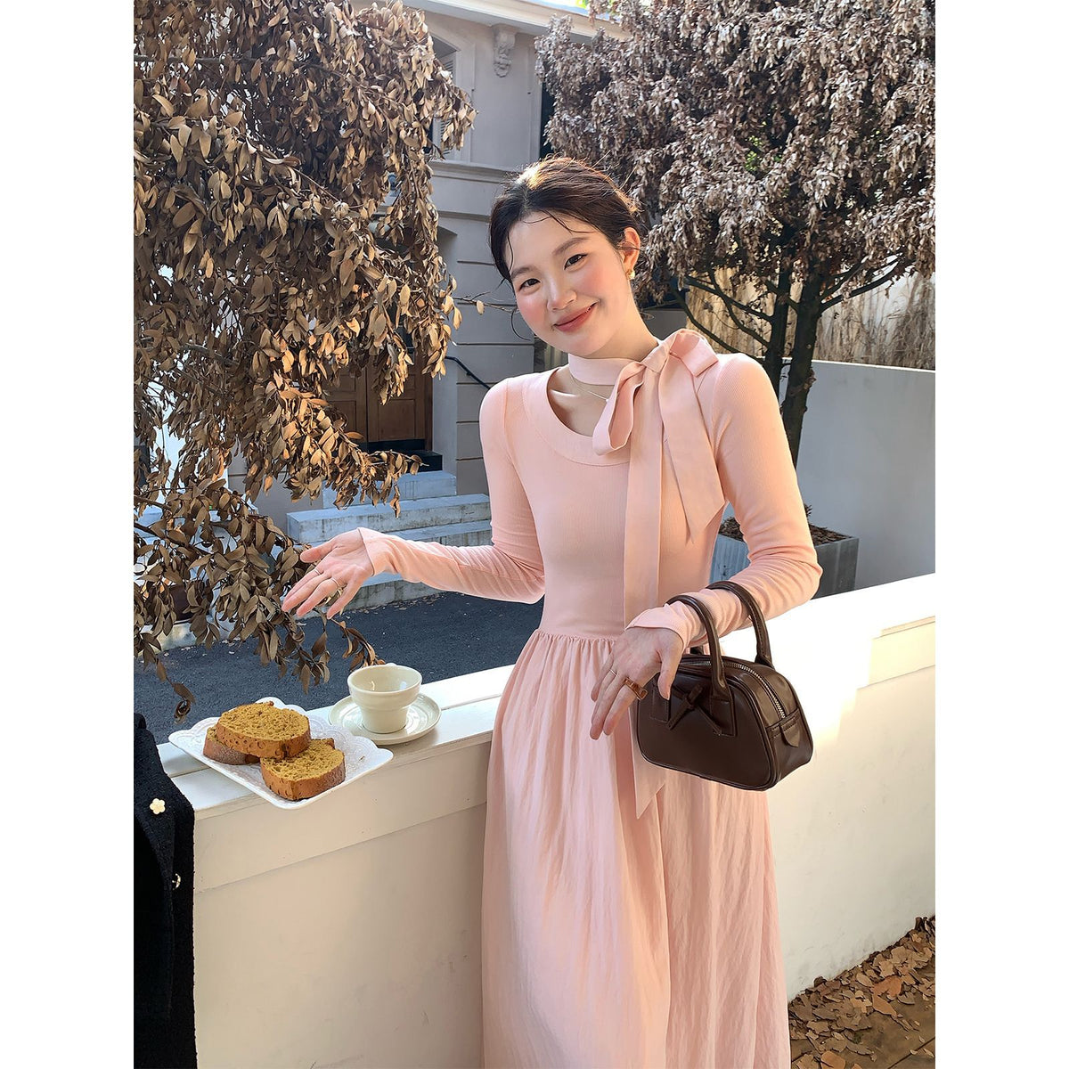 Vestido midi rosa de manga larga con lazo