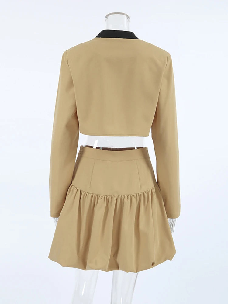 Conjunto bicolor de chaqueta y minifalda con botones