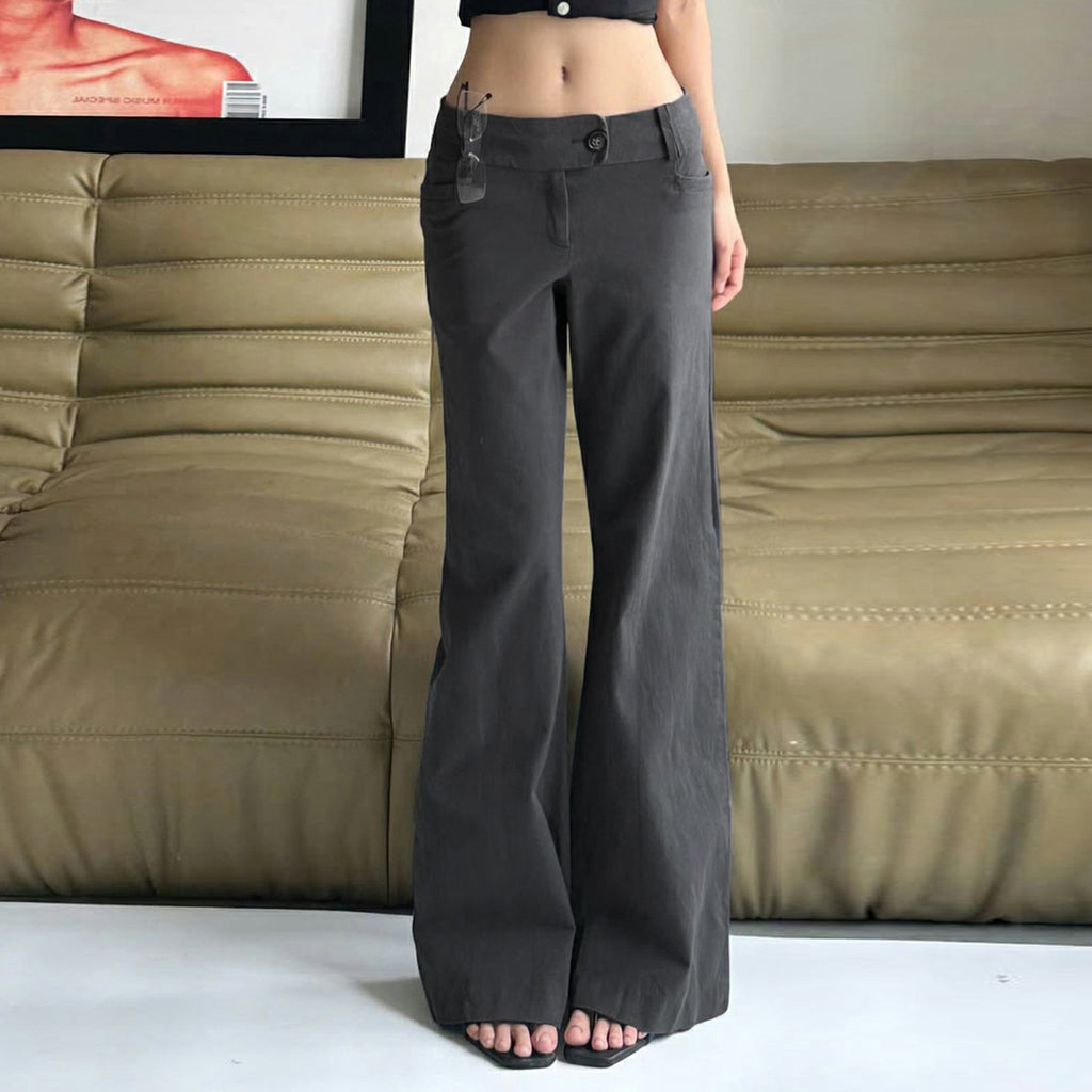 Pantalón gris ligeramente acampanado de tiro bajo