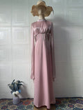 Vestido largo fluido de manga acampanada y cuello semialto