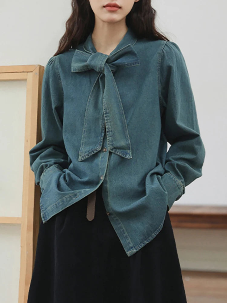 Blusa vaquera elegante con lazo