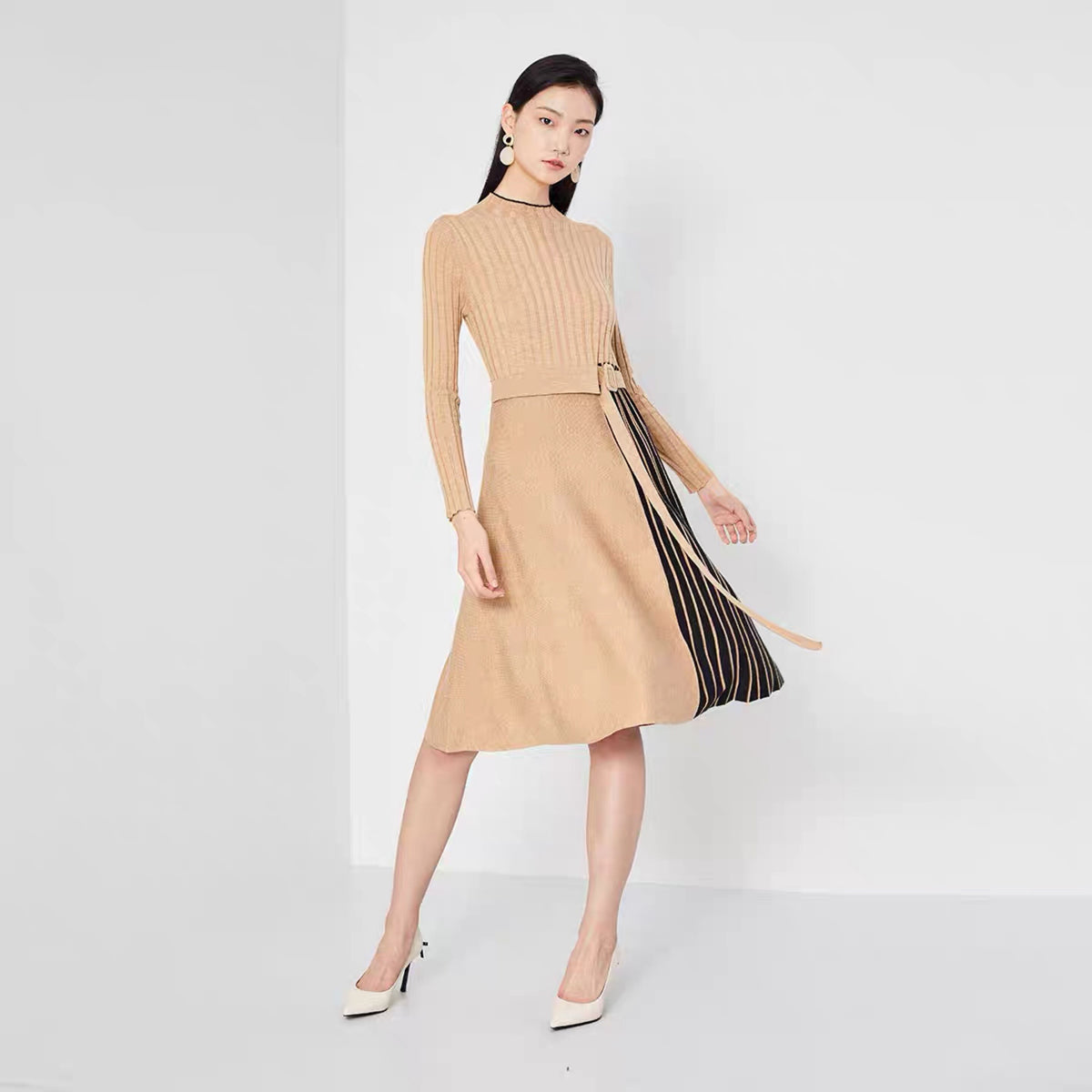 Vestido midi de punto a rayas con manga acampanada
