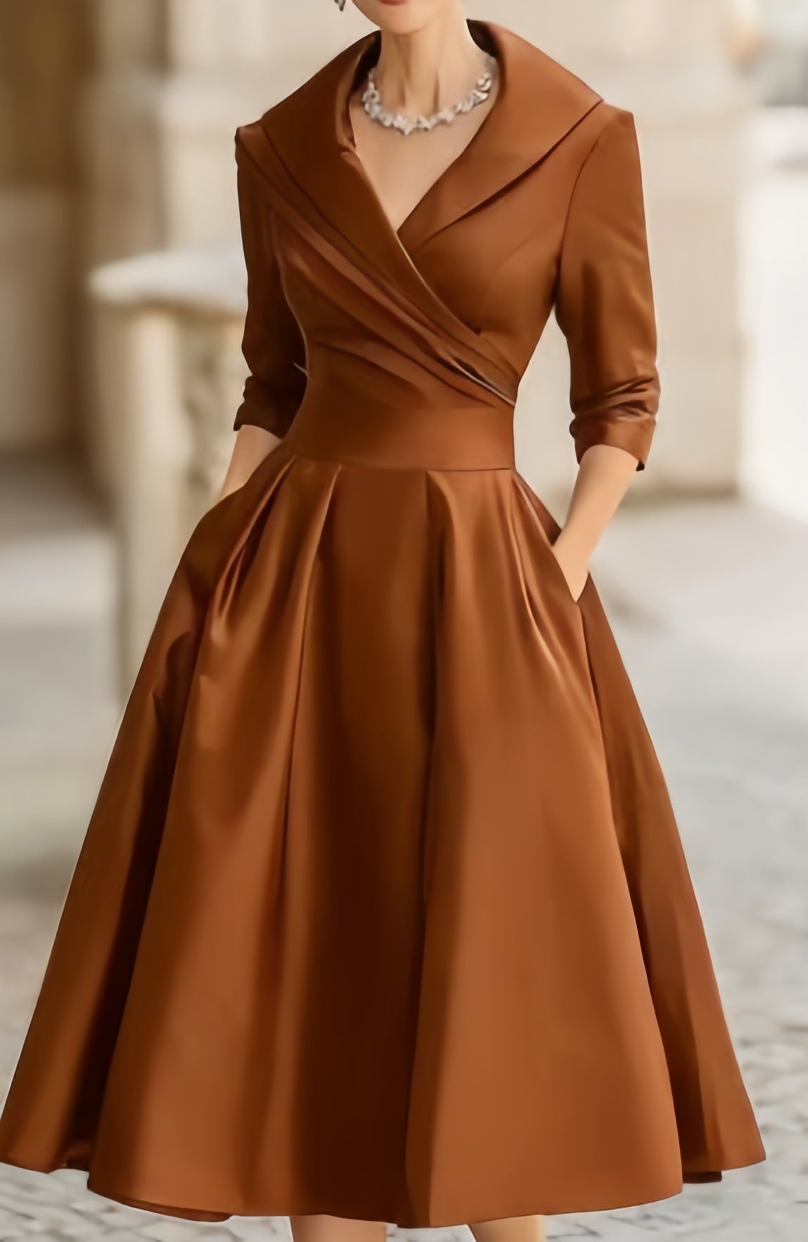 Vestido largo formal entallado de manga larga con cuello camisero