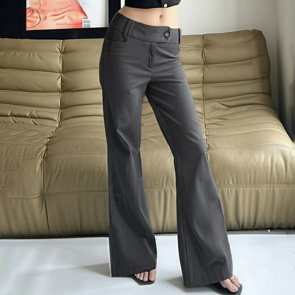 Pantalón gris ligeramente acampanado de tiro bajo