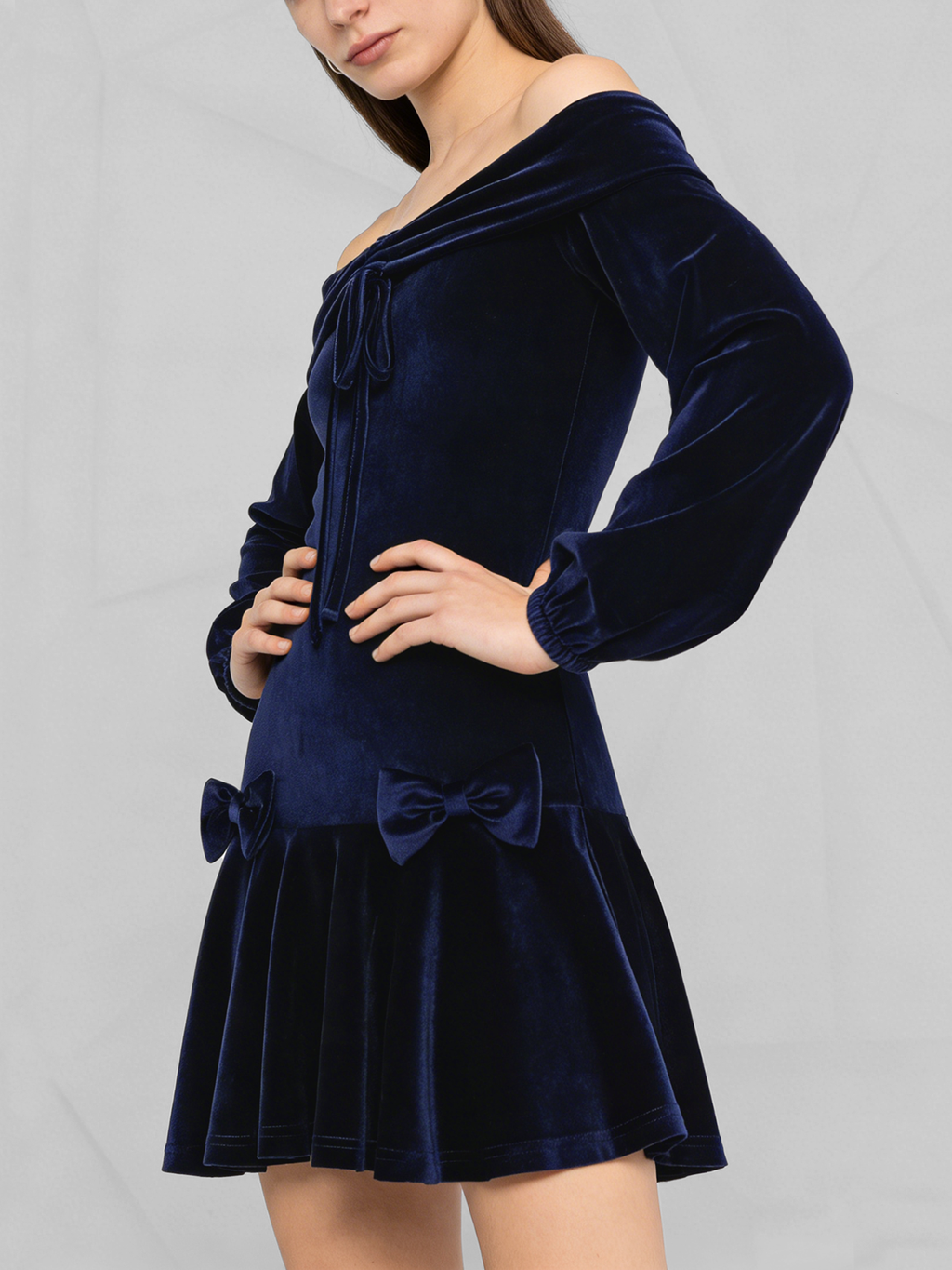 Vestido de terciopelo con hombros descubiertos y manga farol