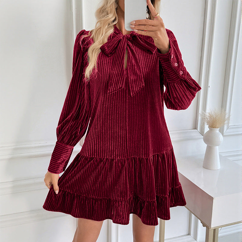 Vestido corto de terciopelo burdeos con escote en V