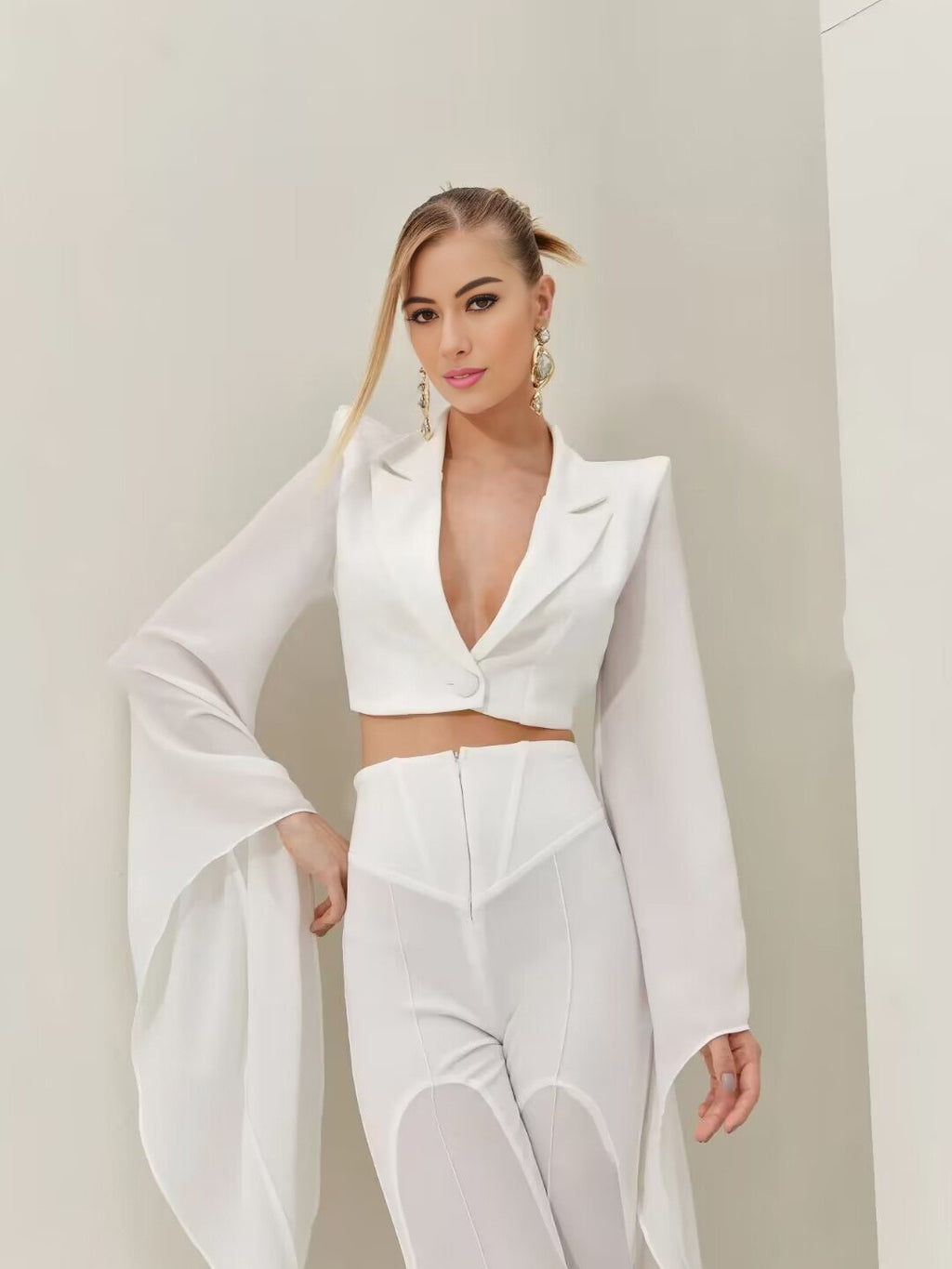 Conjunto de blazer y pantalón acampanado con transparencias