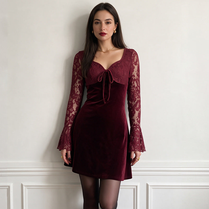 Vestido corto de terciopelo burdeos con encaje y lazada