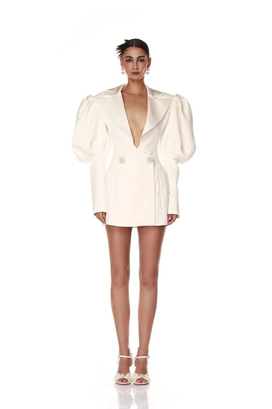 Vestido blanco con escote en V, botones y manga abullonada