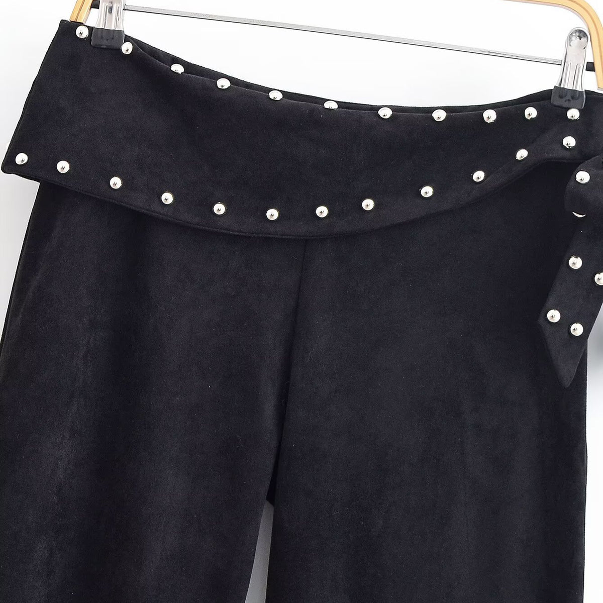 Pantalón acampanado con remaches