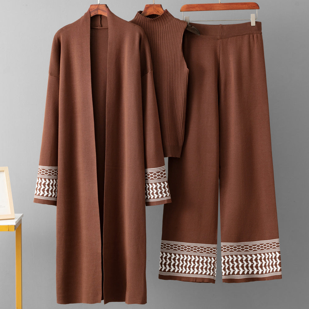 Conjunto de tres piezas con capa, top de punto y pantalón ancho