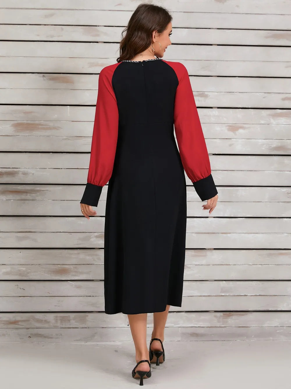 Vestido midi fruncido de manga larga con contraste