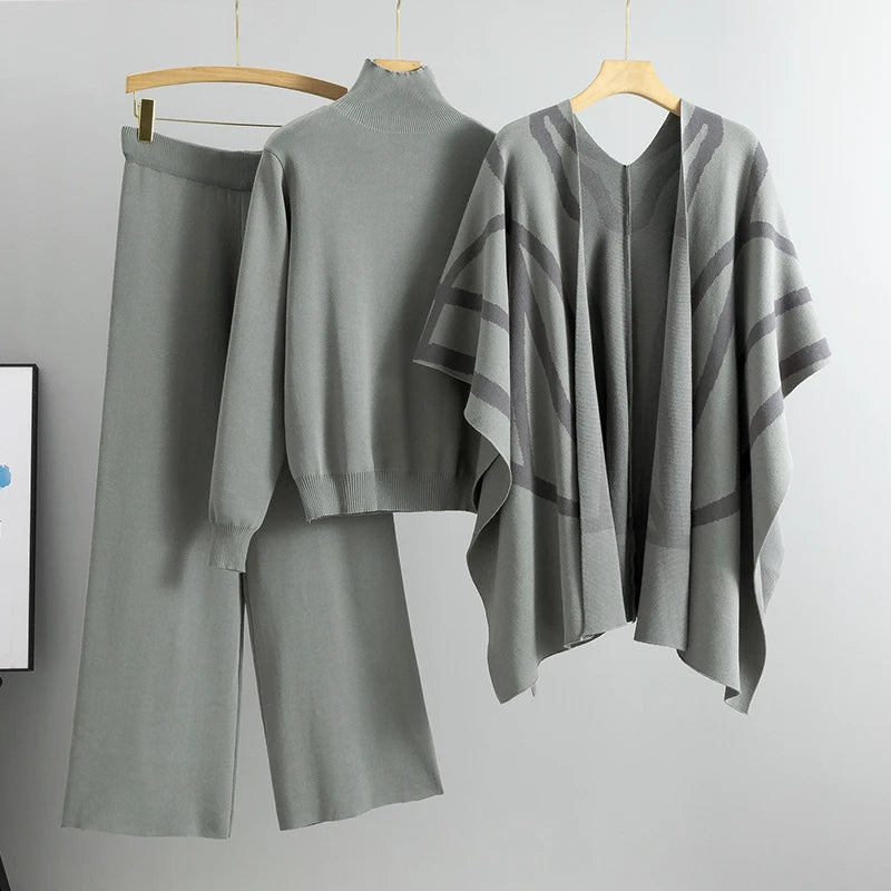 Conjunto de punto de tres piezas: chal de rayas, top de cuello alto y pantalón ancho