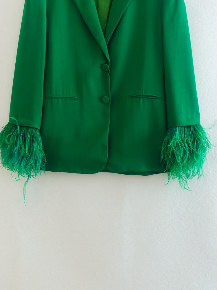 Conjunto de chaqueta con plumas y pantalón satinado