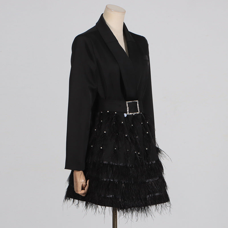 Vestido blazer entallado con pedrería y plumas