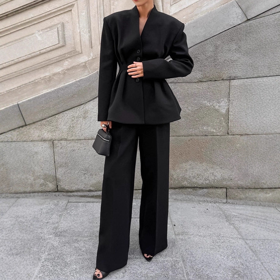 Conjunto negro de blazer entallado y pantalón