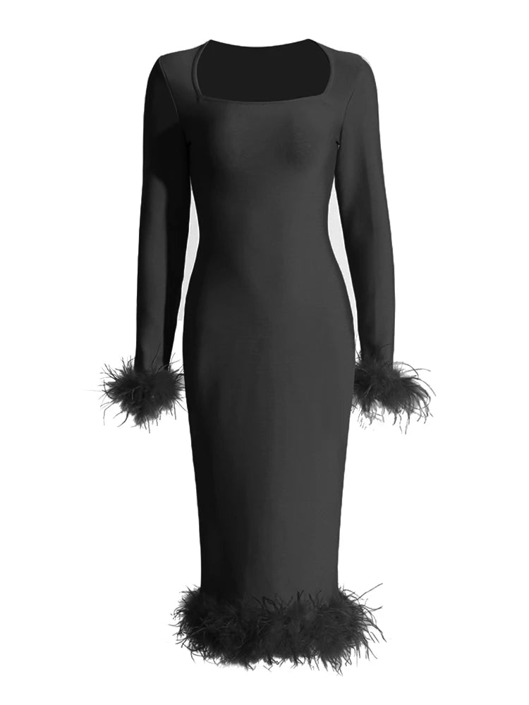 Vestido entallado elegante con detalle de plumas