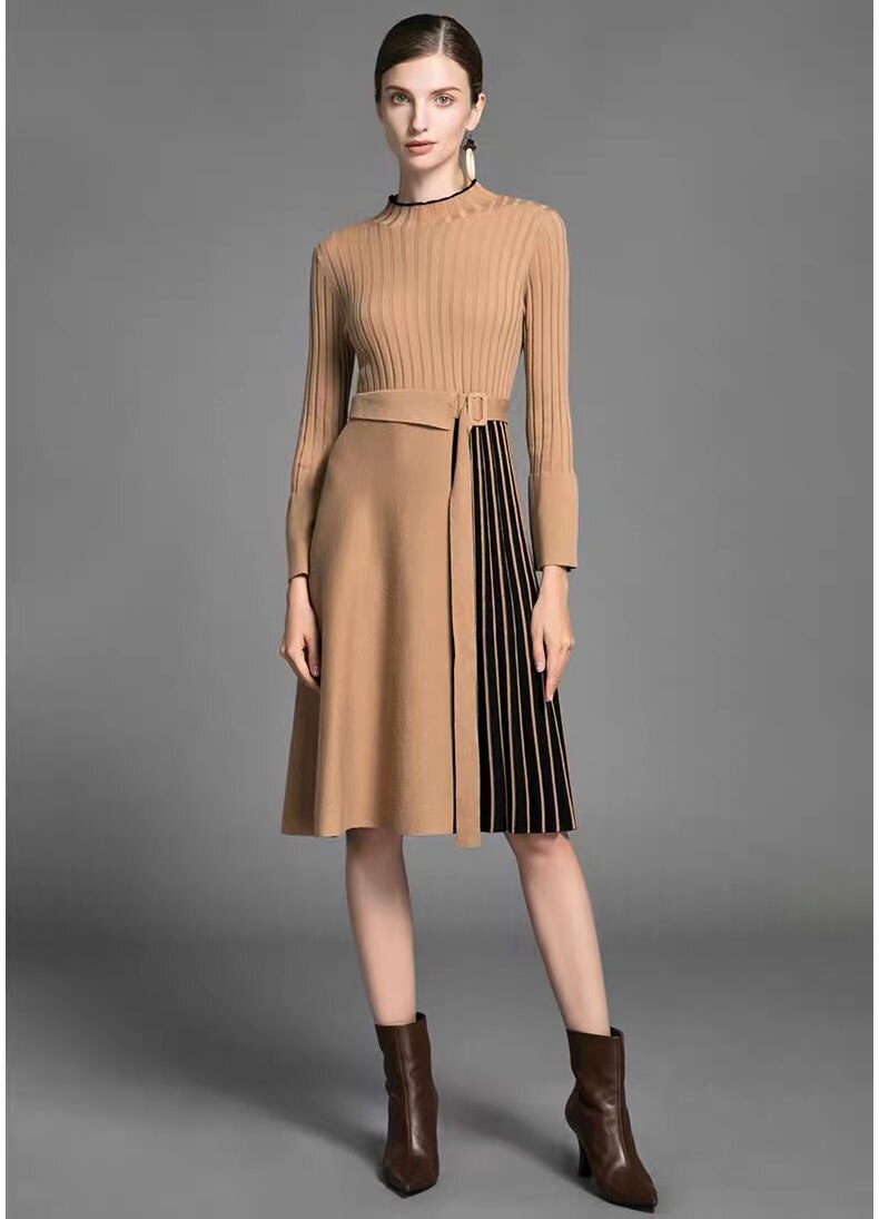 Vestido midi de punto a rayas con manga acampanada