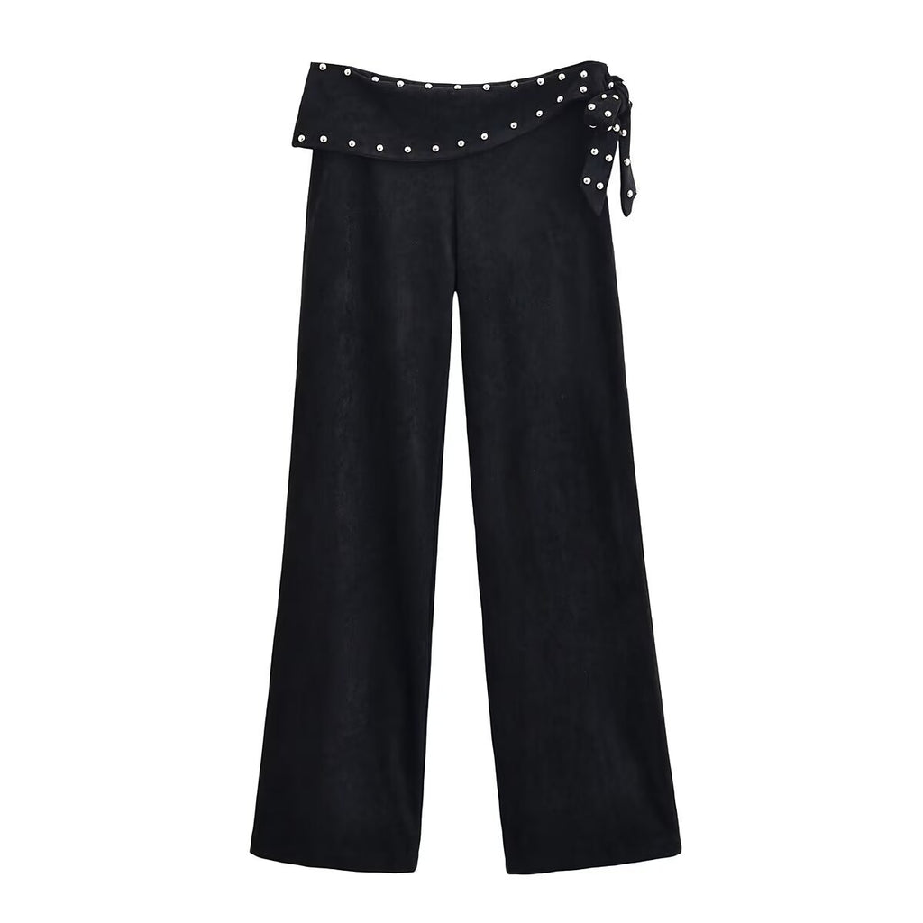 Pantalón acampanado con remaches