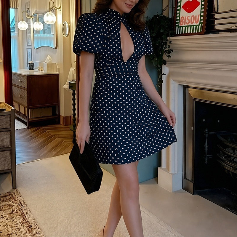 Vestido de lunares con cuello alto y detalles calados