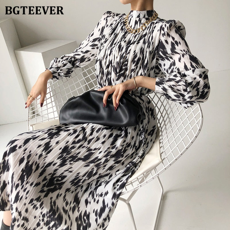 Vestido midi estampado de manga larga con cuello alto y lazada