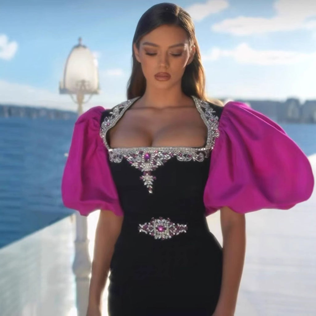 Vestido midi con pedrería, escote cuadrado y manga abullonada