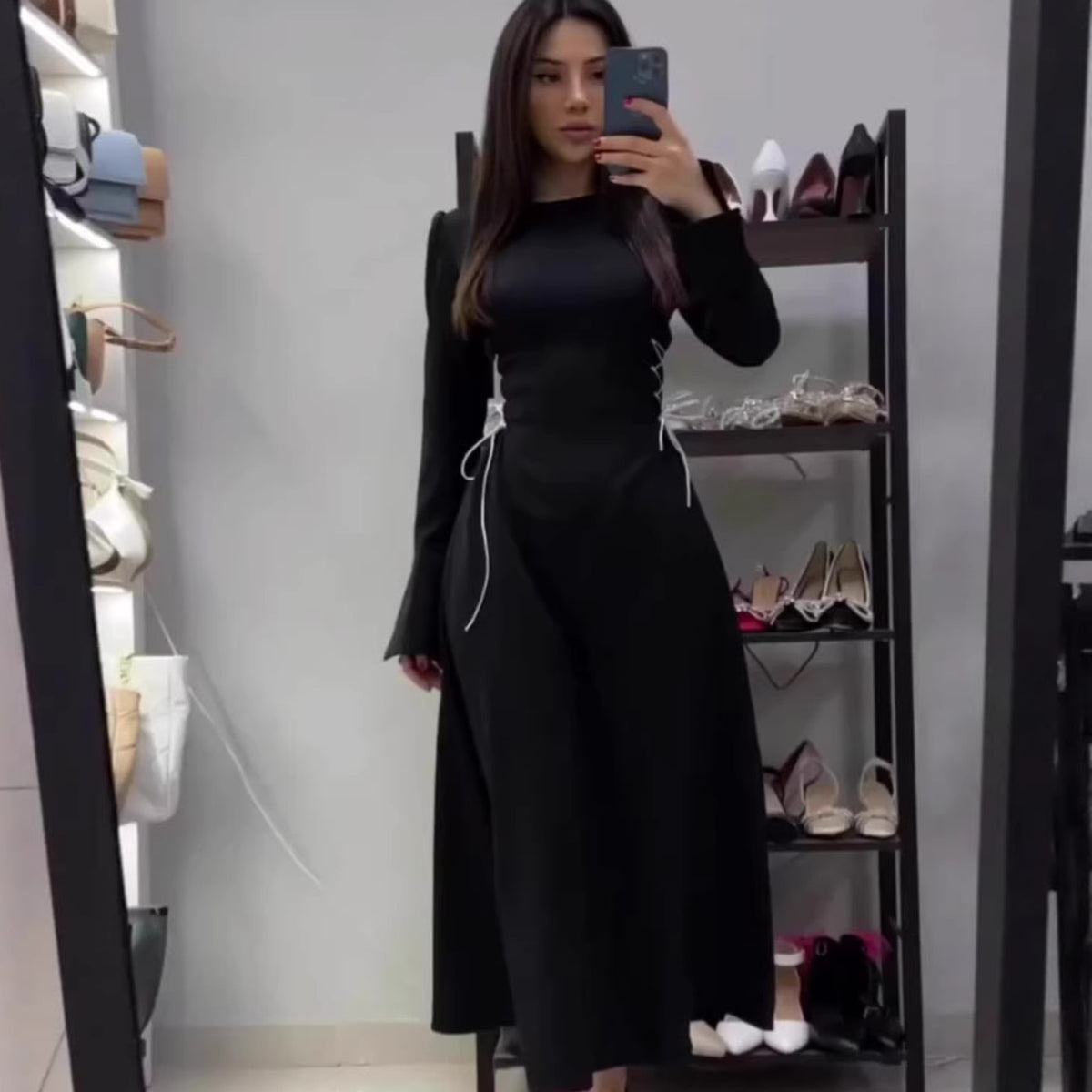 Vestido largo entallado con cinturón y manga acampanada