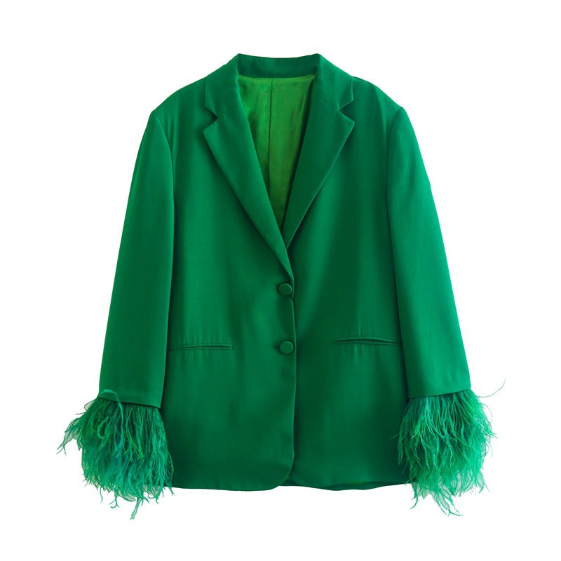 Conjunto de chaqueta con plumas y pantalón satinado