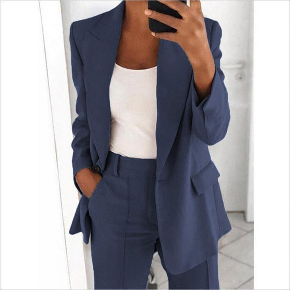 Conjunto elegante de blazer entallado y pantalón