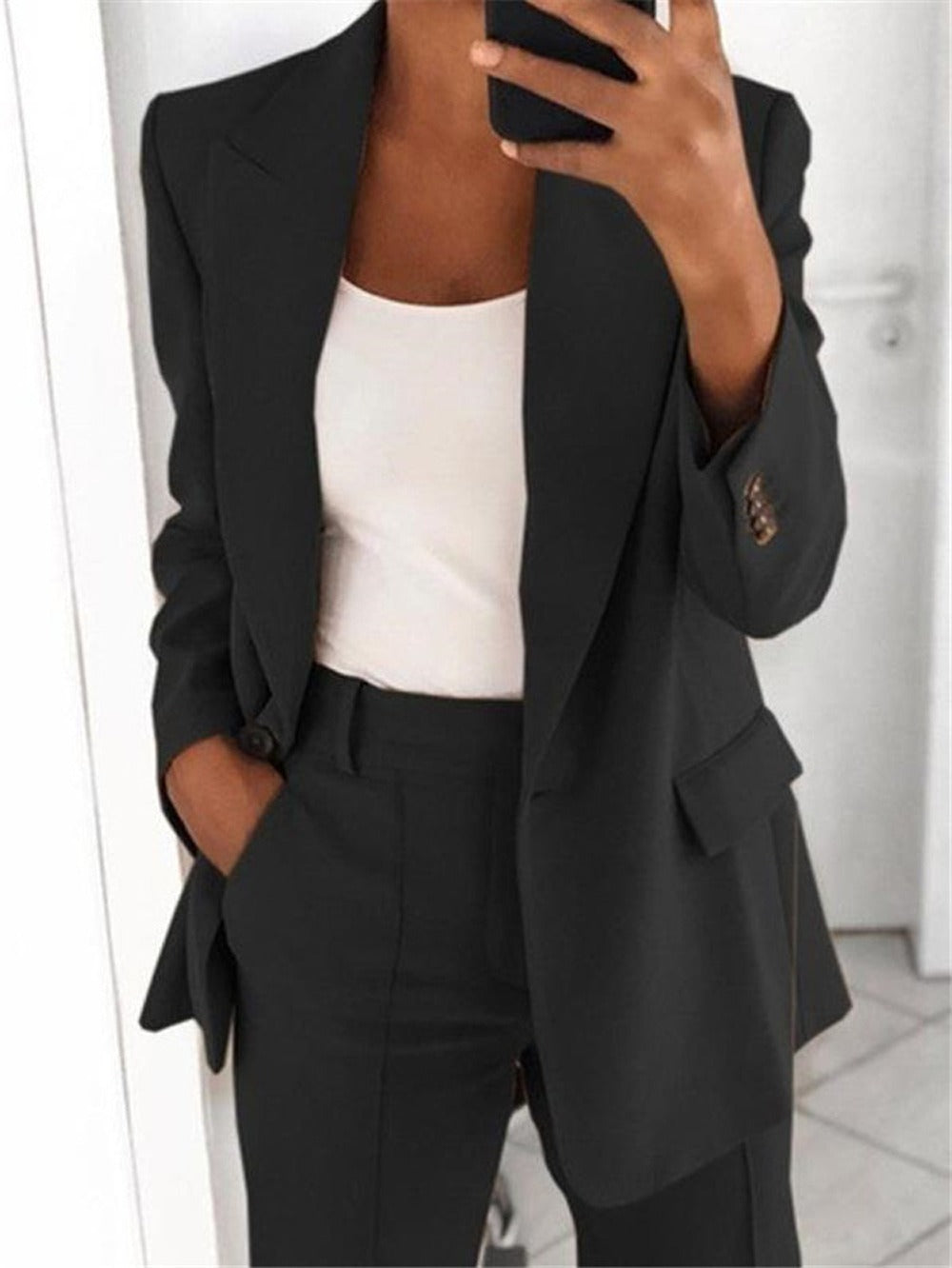 Conjunto elegante de blazer entallado y pantalón