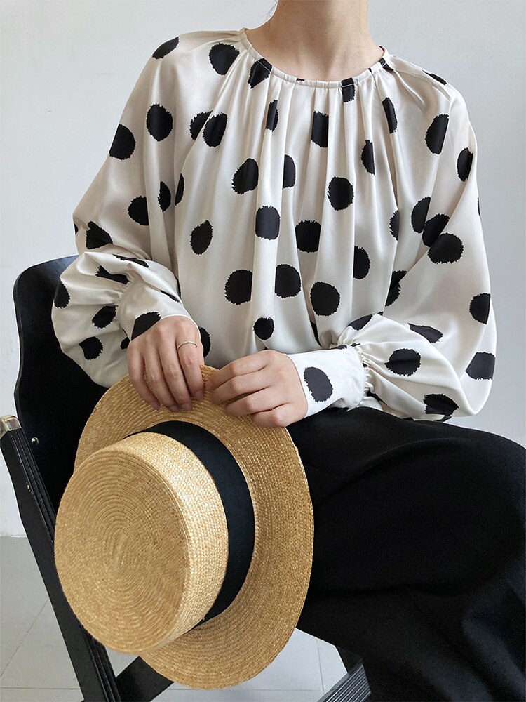 Blusa satinada de lunares con manga farol