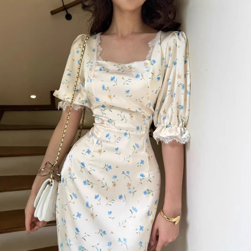 Vestido satinado floral con detalles de encaje