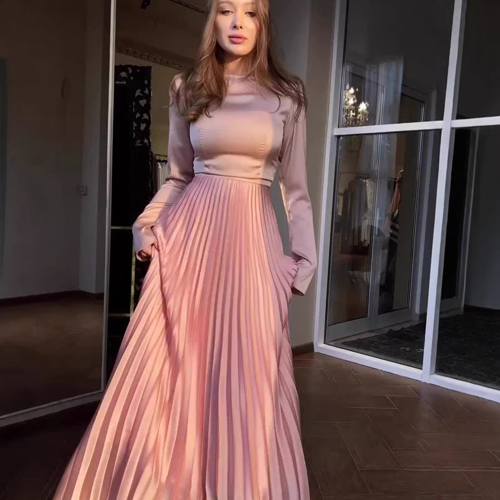 Vestido rosa plisado de manga larga con cintura entallada