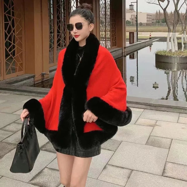 Capa poncho elegante con cuello de pelo sintético