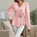 Camisa entallada con flores 3D y escote en V