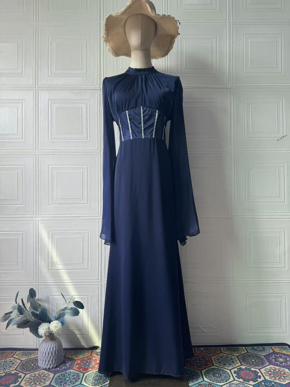 Vestido largo fluido de manga larga y cuello redondo