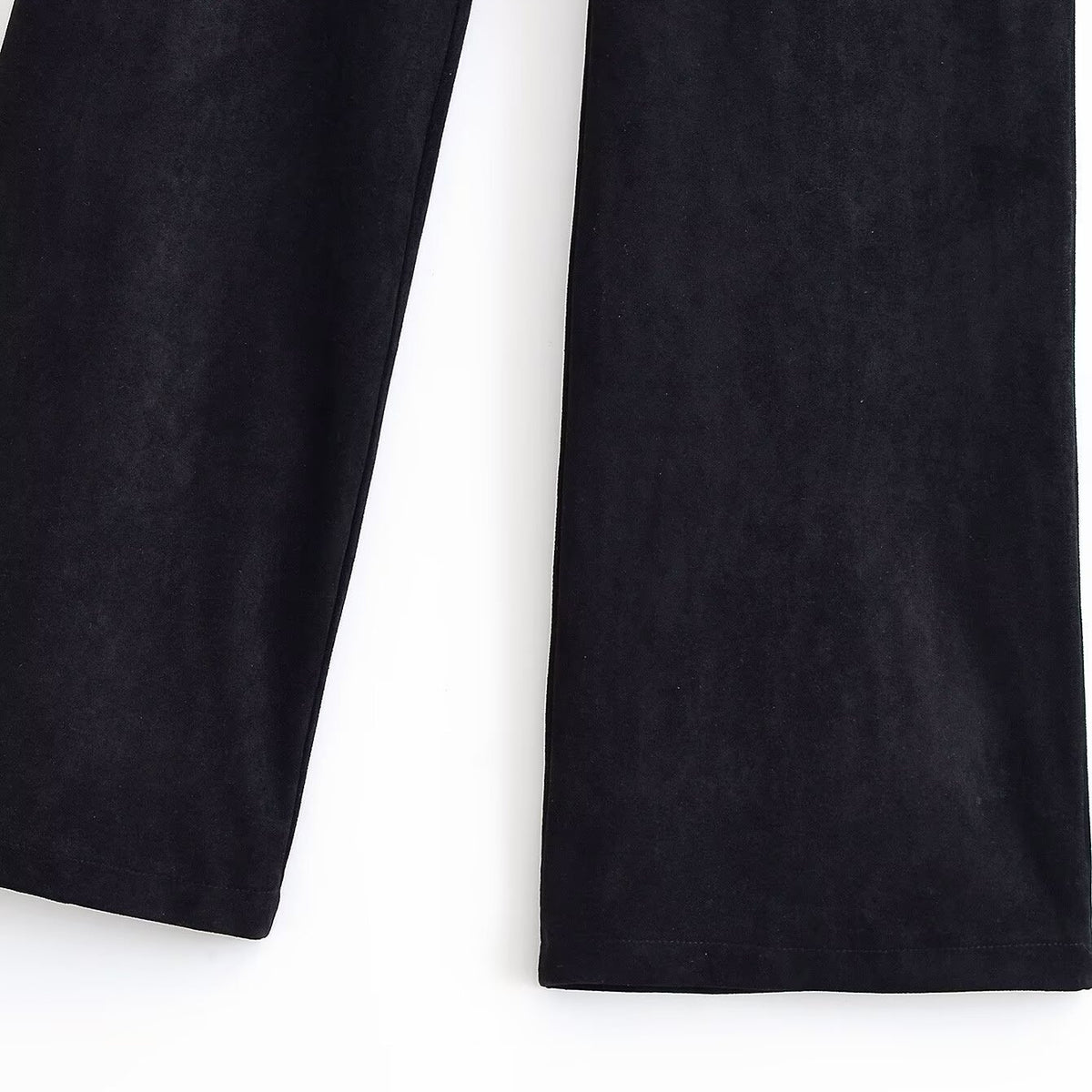 Pantalón acampanado con remaches