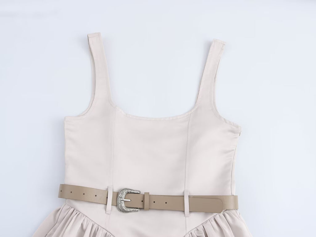 Vestido corto plisado con cinturón