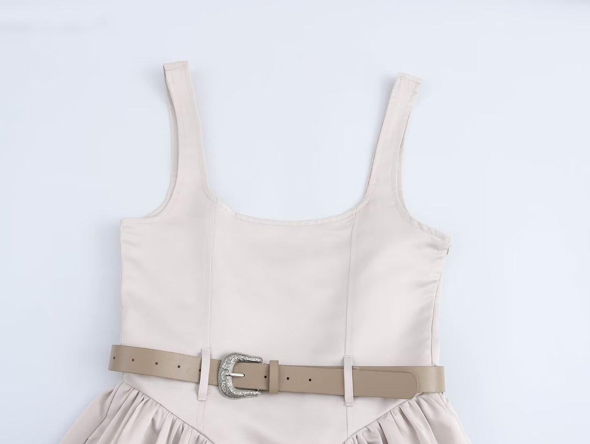 Vestido corto plisado con cinturón