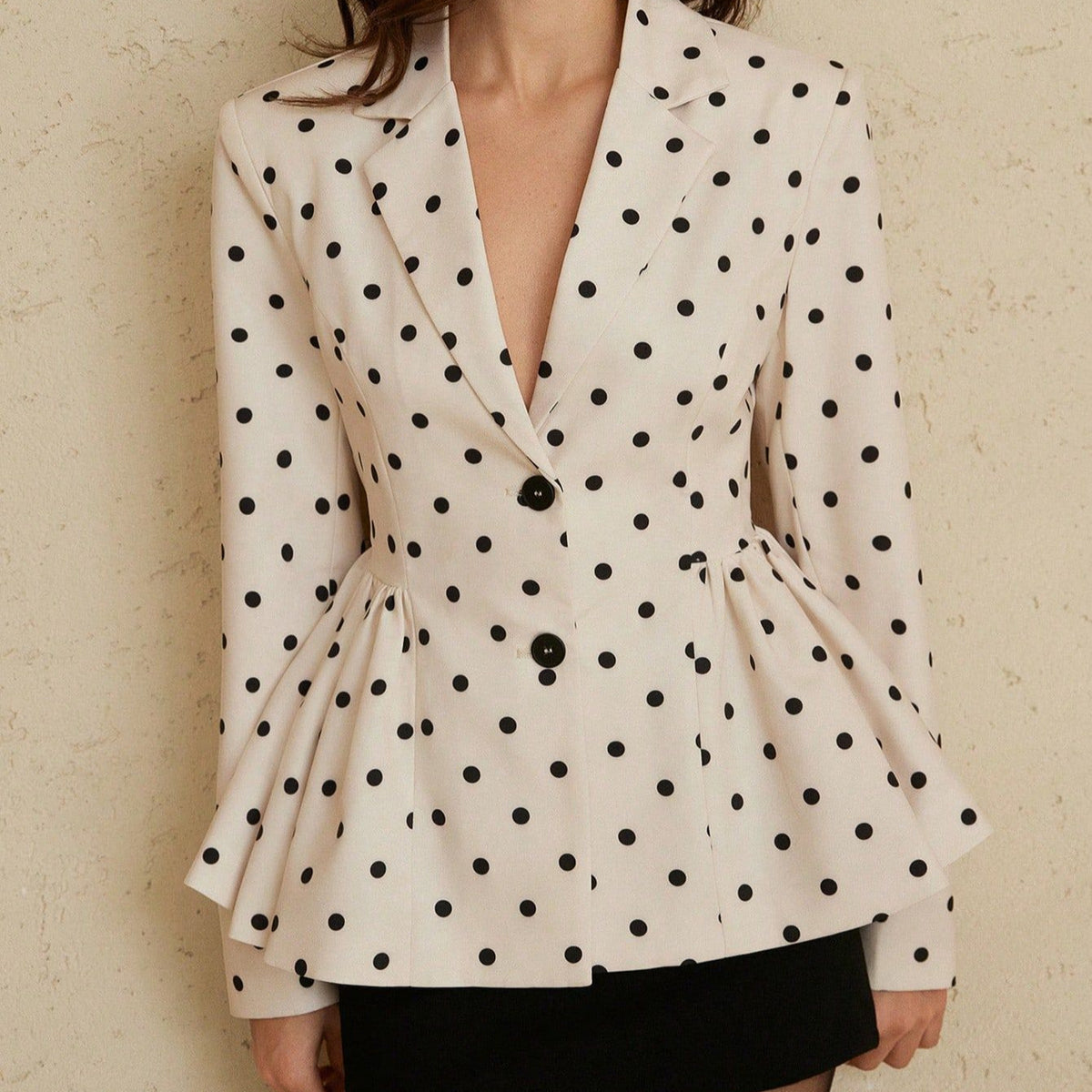 Blazer de lunares entallado con falda evasé